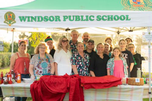 A picture of Windsor Public School sausage Sizzle, with Hawkesbury City Mayor Les Sheather and Councillor Mike Creed.