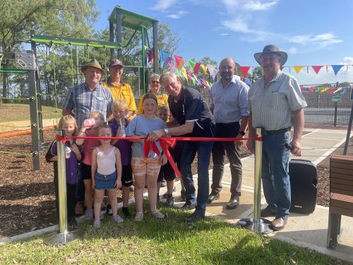 Mayor Les Sheather and local children cut the ribbon with Councillors  Nathan Zamprogno, Mike Creed and Peter Ryan.  